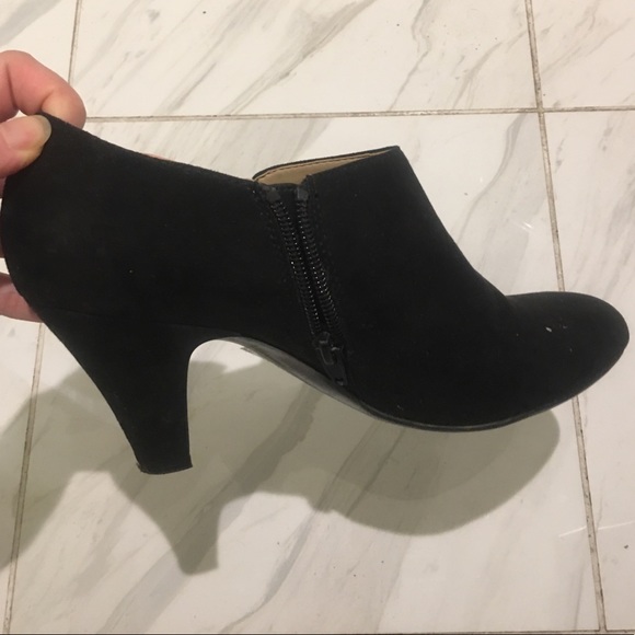 Naturalizer black suede bootie - Size 7 - Picture 3 of 5
